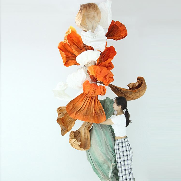 Installation von Orangenpapierkunst