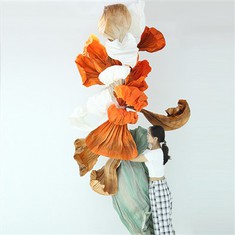 Installation von Orangenpapierkunst