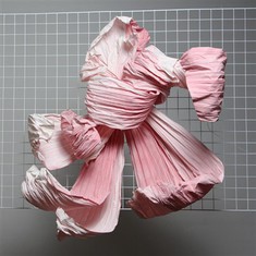 Rosa -Papierkunstinstallation