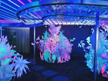 Papierdekorationen mit Fluoreszenzeffekt