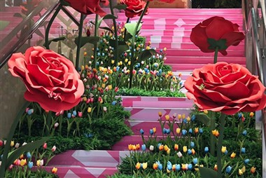 Riesige Papierrose zum Dekorieren von Treppen