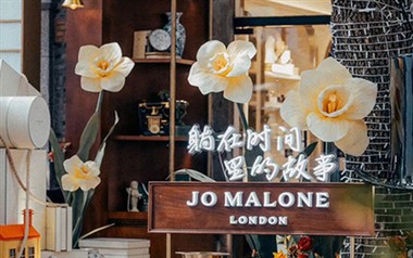 Riesige stehende Papierblumen in Jo Malone-Läden